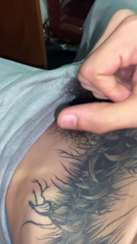 Una masturbazione deliziosa fino a quando non sborro sulla mia pancia