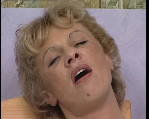 YOUR FIRST PORN: Michel e ihre Heisse dito - Michel e le sue dita...