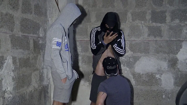 RAW FRENCH PIGS: Jess сосет настоящих молодых чуваков с натуралами