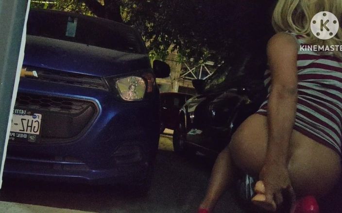 Traviezisha: Sissy à l’extérieur, masturbation anale avec un gode (on peut entendre des...