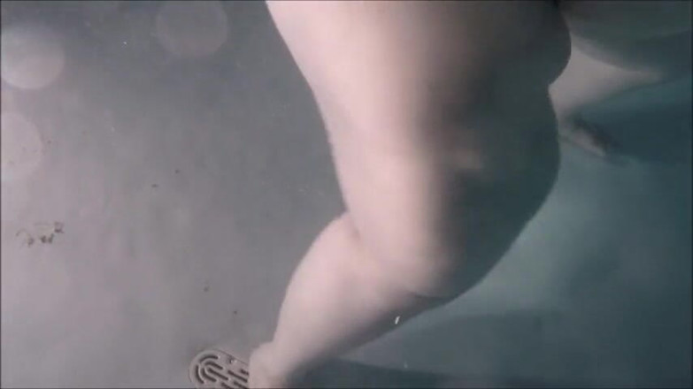 BBW Pleasures: Под водой жиробасина трясется бедрами