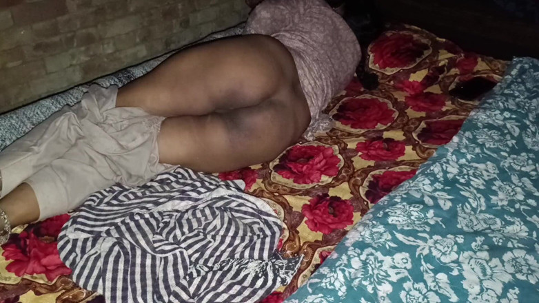 Bhabhi UP: Moje rodina přišla, poslala mě pryč a tvrdě mě ošukala.