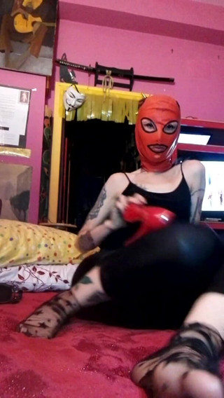 Miss Wagon Vegan Fetish: Miss Wagon Vegan - fetischgummi maskerat