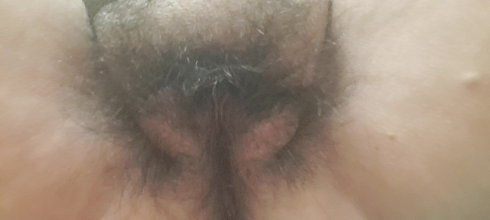 Mommy big hairy pussy: हॉट पैरों पर क्रीम डालना