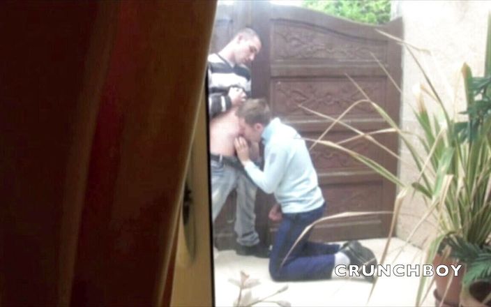 Crunch Boy: Echte politieagent zuigt pik en wordt geneukt door Twink buitenshuis
