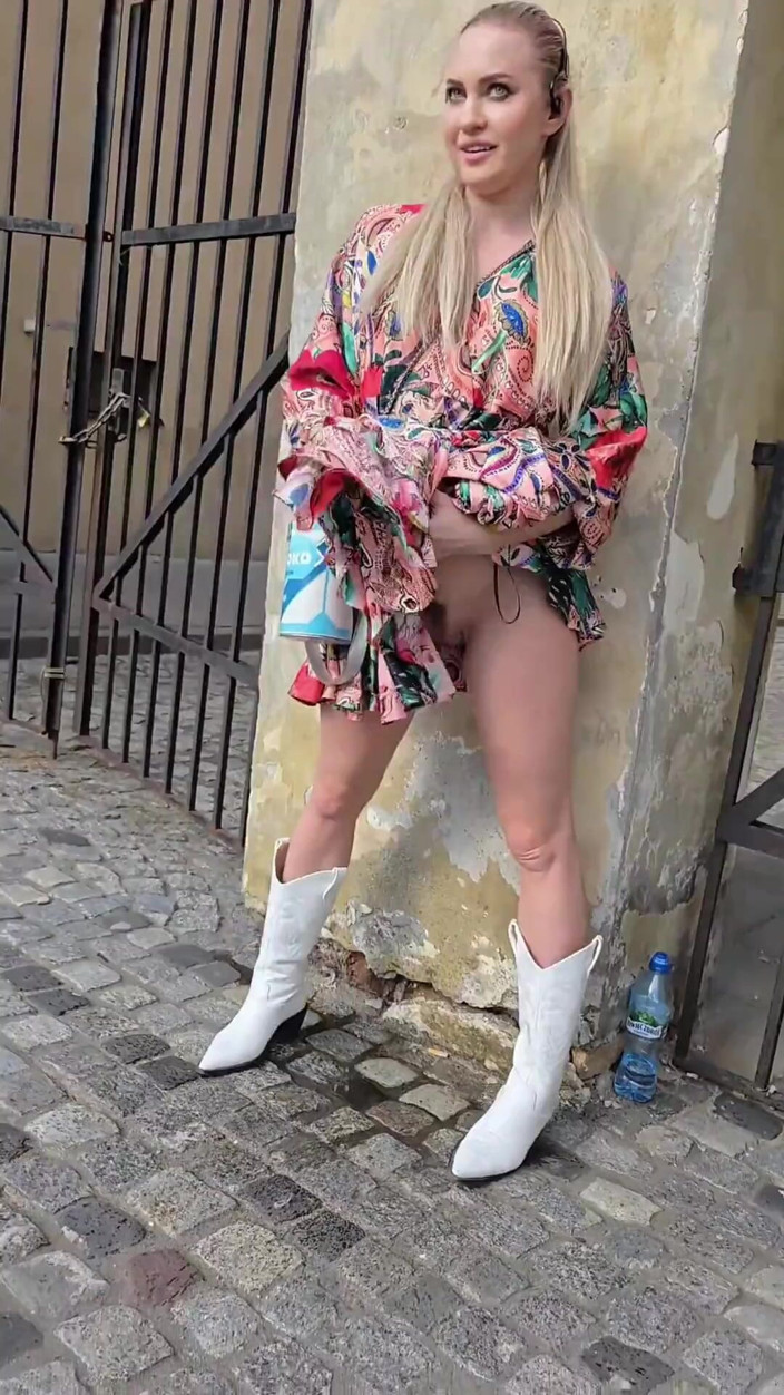 Flexble Hanna: Me atrapó meando al aire libre pero no me detuvo