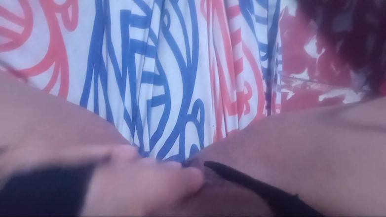 Lobicam: 我喜欢用手指自慰我的振动器，我从我的大里拿出了丰富的乳汁