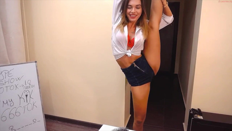 Flexilady: Russian Gymnast in Front of Webcam