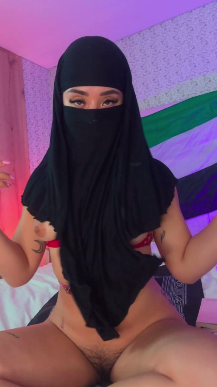 TeamArabSEX: กล้าแอบดูใต้ฮิญาบของฉันมั้ย?