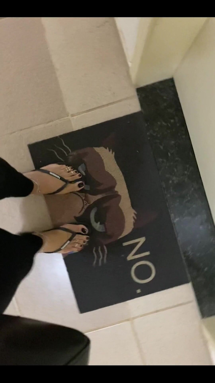 KiffaFeet: इस परफेक्ट काले पेडीक्योर के साथ घर पहुंचना