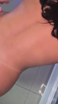 Sexy schlampe mit dickem arsch zahlt ihren tattoo-künstler mit sex anissamiller