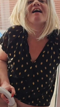 Compilație Mama matură adoră acest futai cu degetul în pizdă și futai cu vibrator oriunde în aer liber