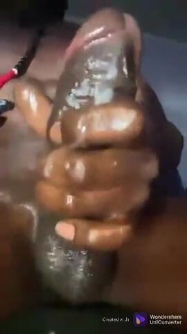 Big cum drippa: Z velkého černého péra kape mrdka ve zpomaleném záběru