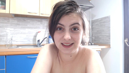 Katherine Squirt: Joc sexy în bucătărie pentru tati și spermă cum vrea el