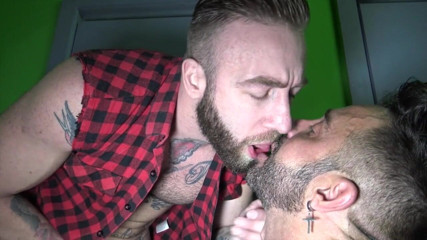 WORLDWIDE RAW FUCK STUDIO: Martin Mazza scopato in bagno senza preservativo da Manuel Scalco