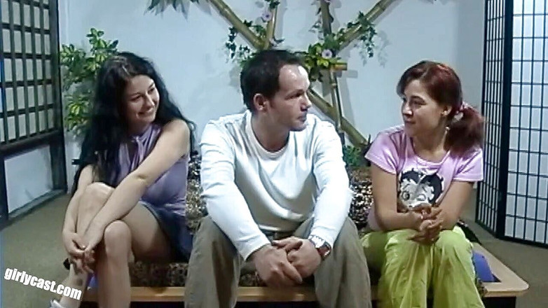 Girlycast: Celine &amp; Paulina prima esperienza lesbica