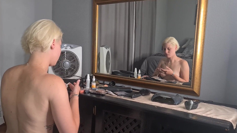 domslutfucker: Бледная блондинка с маленькими сиськами с стрижкой Bob делает макияж перед зеркалом