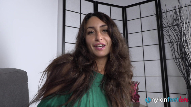 Best Nylon Feet Videos: Enastående brunettskönhet Thena tilltalande din Eys med sina fantastiska fötter...