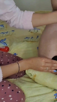 Aku suka ngentot pacarku pakai butt plug dan meremas pelernya. Kelihatannya siap 2 meledak