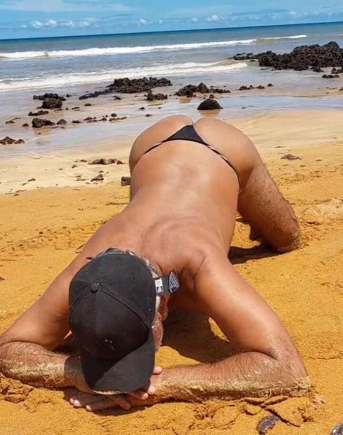 Ladysilvas: Ladysilva na pláži v kalhotkách předvádí svůj sexy zadek