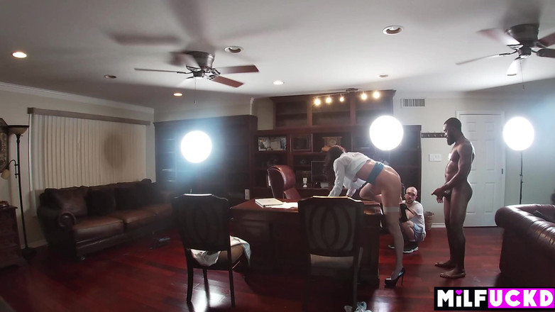 Milfuckd: Керівник компанії звукозаписує в її новому артисті за лаштунками