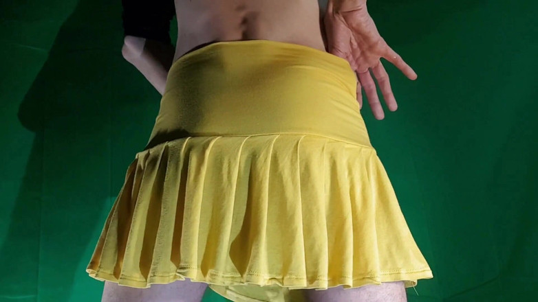 HeIsSooThin: Fustă galbenă, fără chiloți