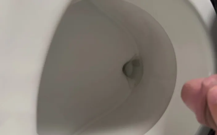 germanbigdig: Quick Piss
