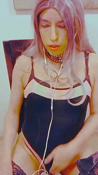 Shemale masturbée