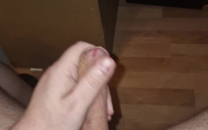 Philzstift: Îmi masturbez pula netăiată și ejaculez peste burta mea păroasă și musculosă.