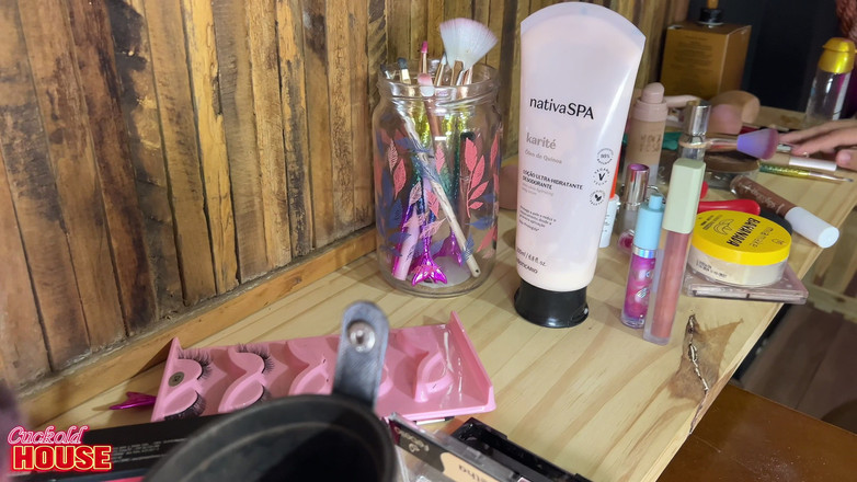 CuckoldHouse: 그녀는 스와핑 클럽에 가고 있었지만, 대신 남친의 친구가 배달한 페니스를 받았다.