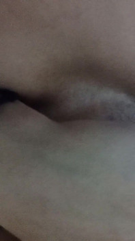 Gadis seksi ini lagi asik masturbasi di kamar tidurnya