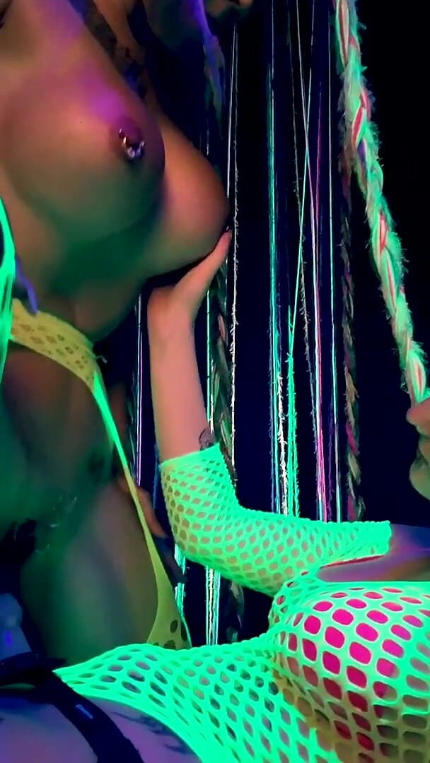 EdgesOfReality: Chicas Alternativas Con Cinturón En La Mirda