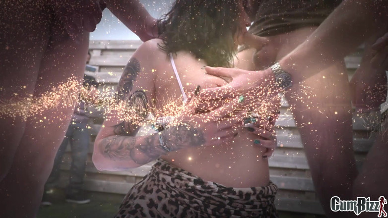 Cumbizz: PAWG MILF Holds Berlin Venus Award Outdoor Bukkake Blowbang
