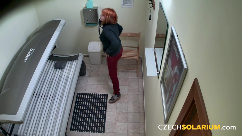 Czech Solarium: Tschechisches Solarium 320: behaarte MILF im Solarium, vorführt