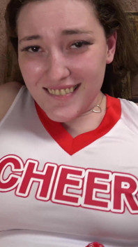 Busty Beauty Katie Kinz Orgazm na Jakimś Starym Kutasie