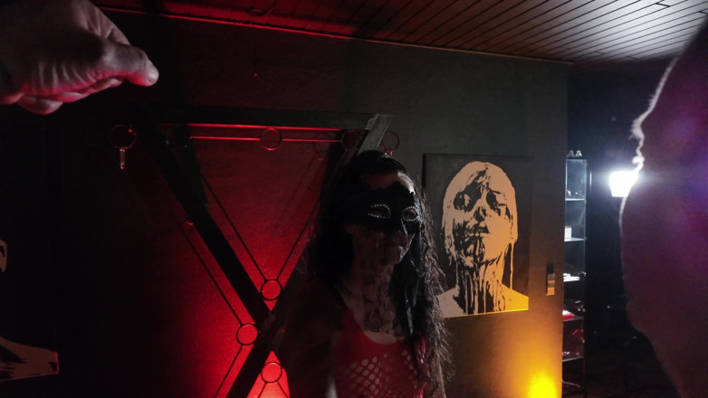 Domina Dark: Prima sesiune a stăpânei miniona
