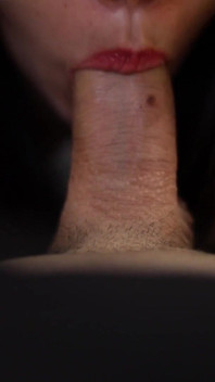Asijské kotě dává kouření na gauči a orální creampie