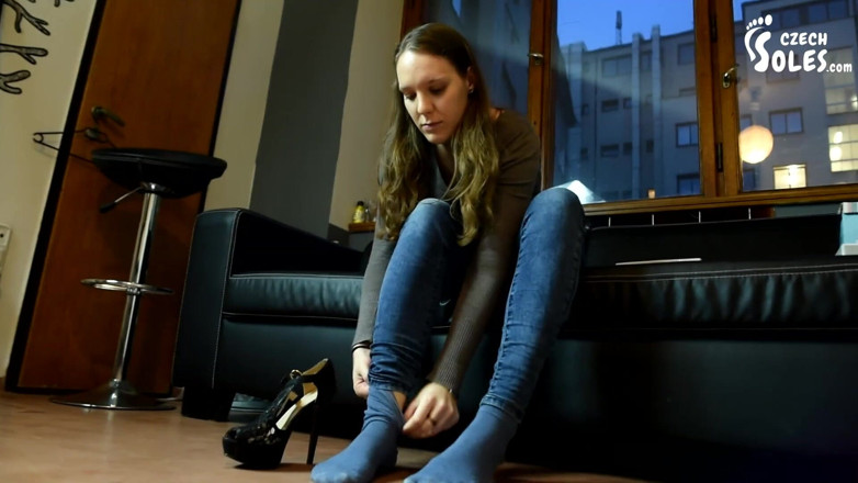 Czech Soles - foot fetish content: Пробует высокие каблуки на ее сексуальных ступнях