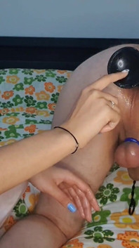 Sessione sexy della mistress. Dominazione femminile scopa schiavo con un enorme dildo mentre suona il suo grosso cazzo