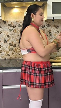 Pancutan mani dalam mulut berkongkek di dapur