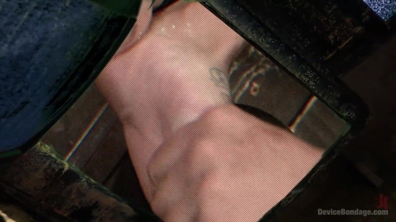 Device Bondage by Kink: Bonnie Rotten se podrobí a stříká mistrovi Orlandovi