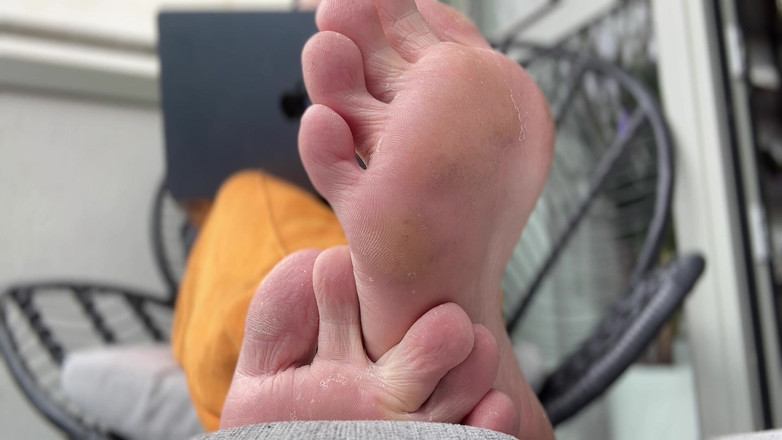 Miss Valentina: Поклоніння ногам дурня