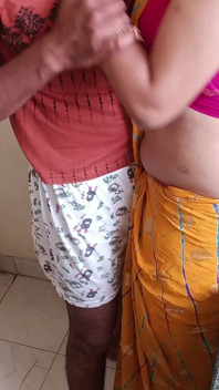 Kaamwali Naughty Married Step Daughter Fucked in Kitchen While She Was Washing Dishes