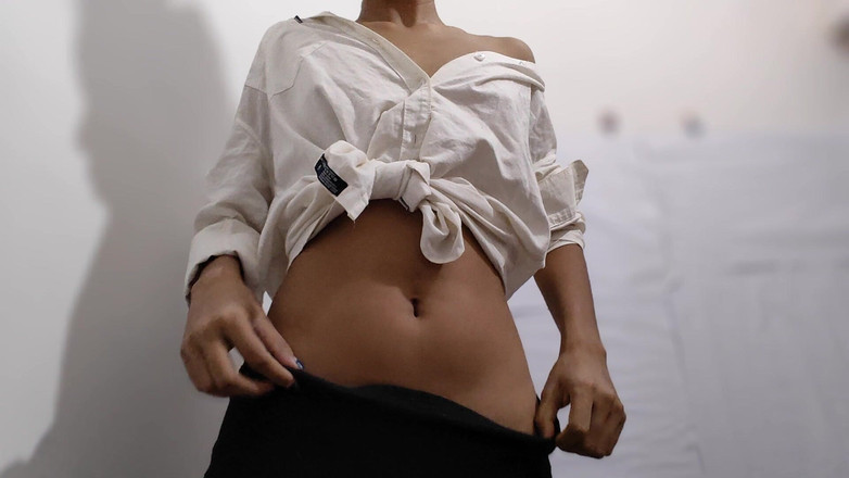 desigirl93: Když se vrátím domů ze školy, je tak nadržená, že masturbuji, dokud...