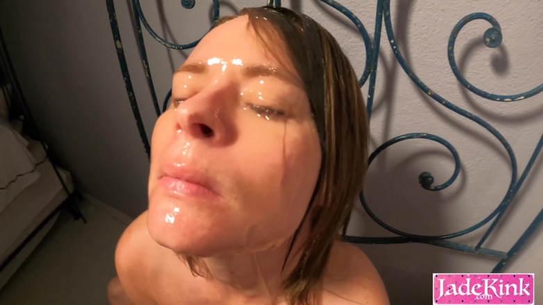 Jade Kink: Una disordinata ragazza sexy salivosa imbevuta di sborra