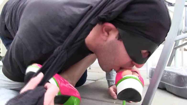 Femdom Austria: Outdoor shoe cleaning