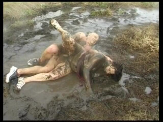 Horny Two really wet MILFs: gol-matol larki sarak par kichar men chud rahi hai