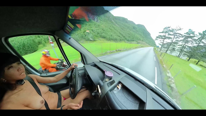 DaringKiara: Едет обнаженной