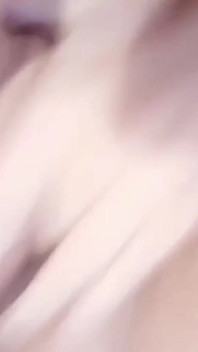 Mamá cachonda caliente masturbándose mientras tiene tiempo libre