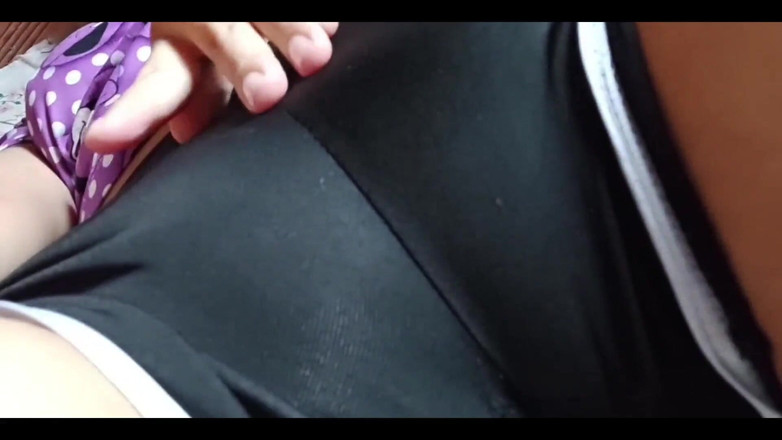 Yulieth Gomez: パジャマ姿のかわいい女の子がお尻を触り、義父のベッドで絶頂